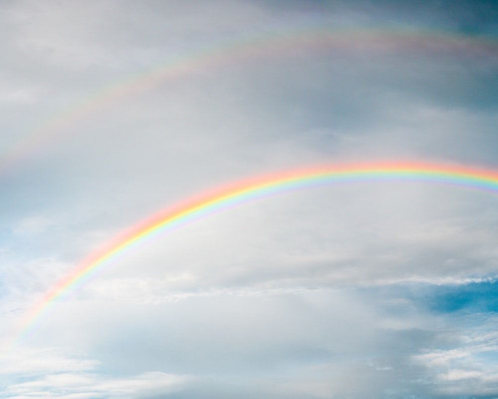 arco iris bajo el cielo nublado durante el día