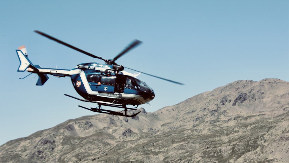 Roter und schwarzer Hubschrauber, der tagsüber über den Brown Mountain fliegt