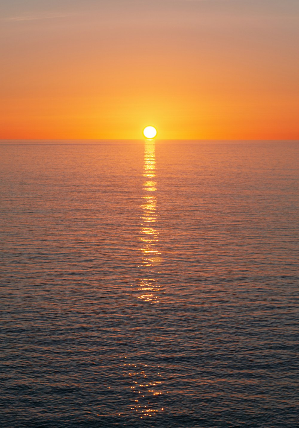 Cuerpo de agua durante la puesta de sol