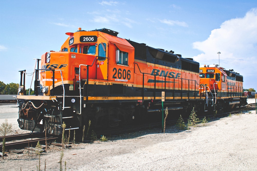 Treno arancione sui binari durante il giorno
