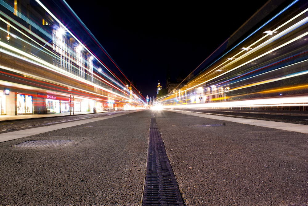 uma foto de longa exposição de uma rua da cidade à noite