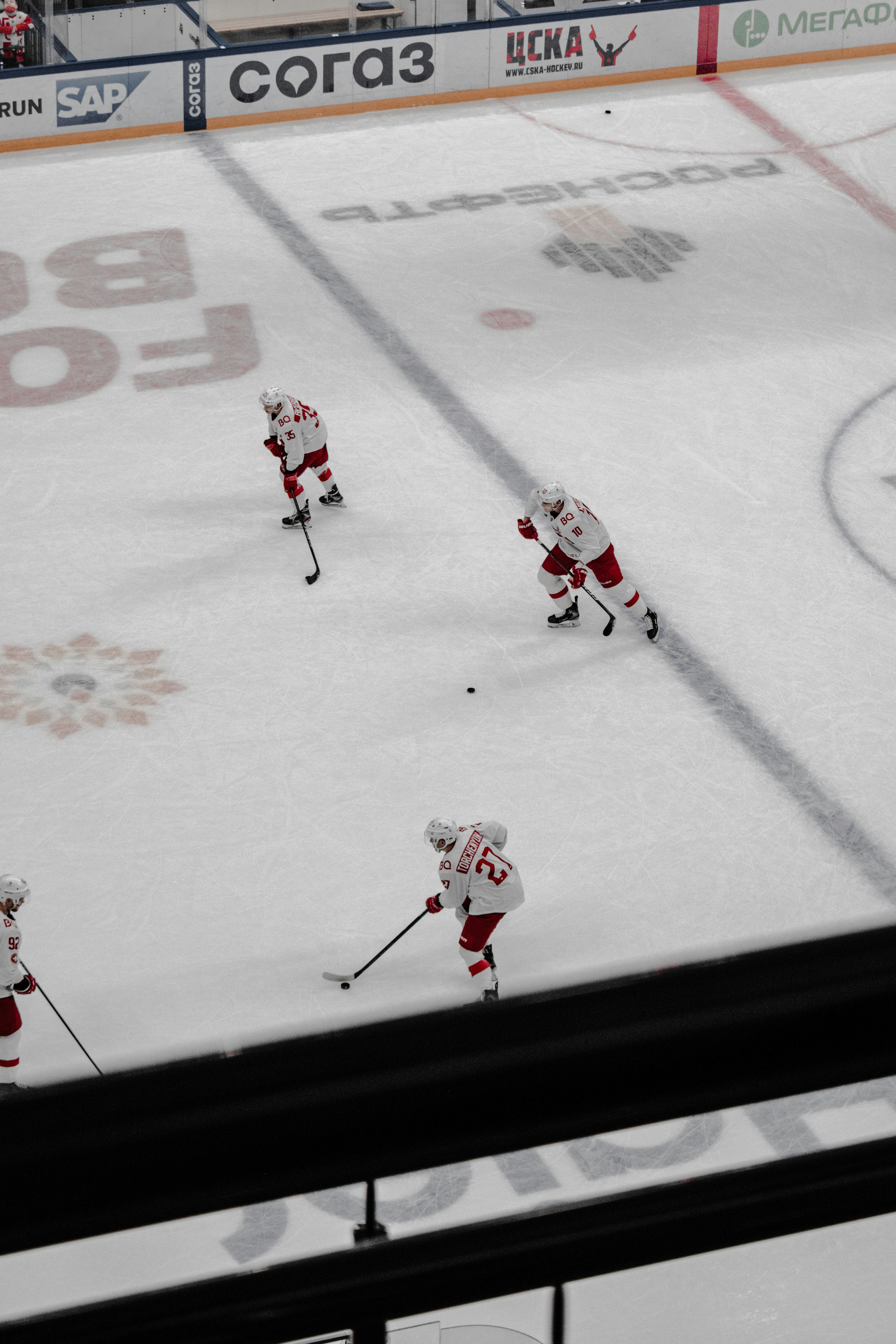 Menschen, die Eishockey auf dem Eisfeld spielen