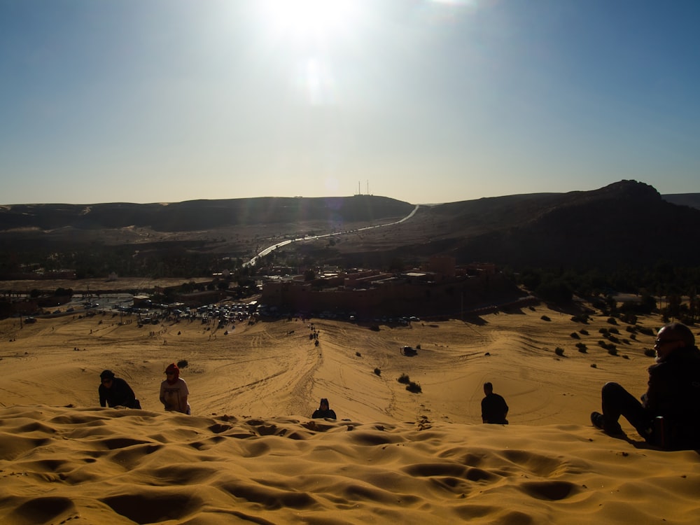 昼間の砂漠の人々