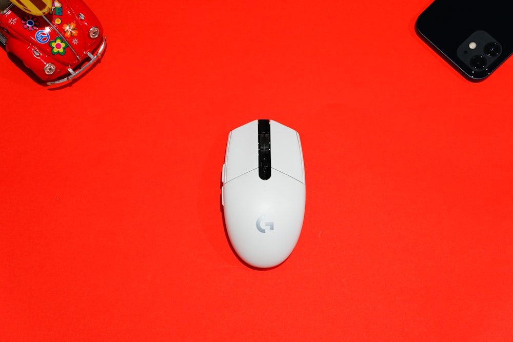 white and gray cordless computer mouse