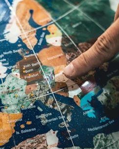 A map of Italy highlighting popular expat towns with pins and notes.