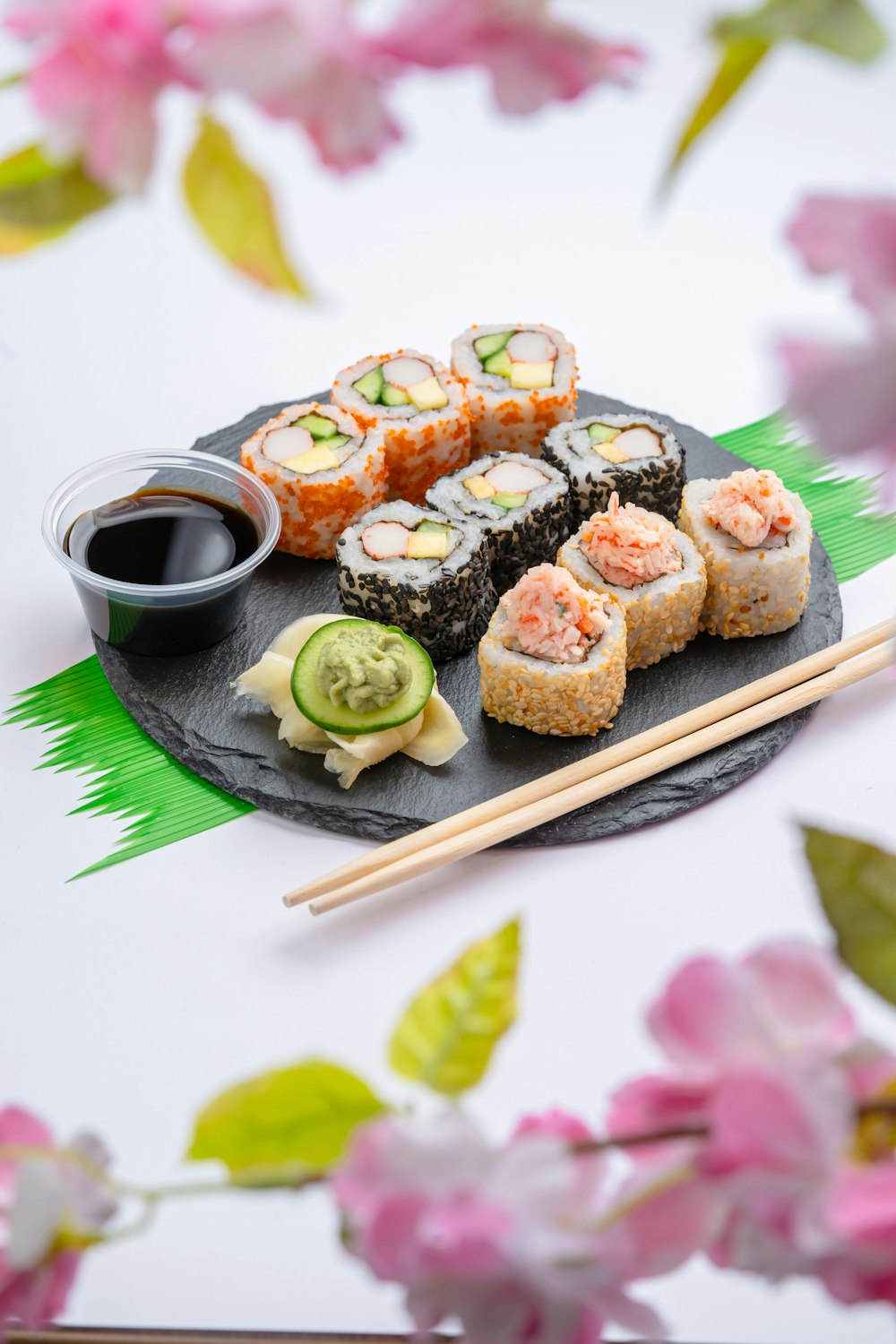 Sushi en plato de cerámica blanca