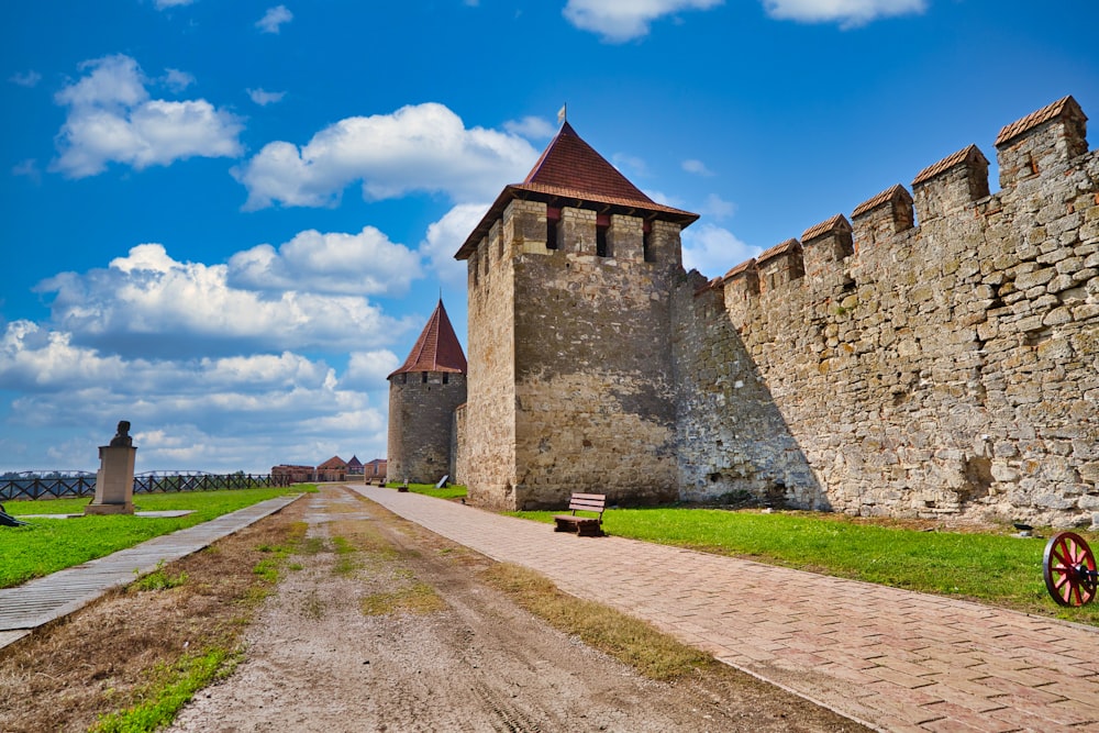 Bâtiment en brique brune sous le ciel bleu pendant la journée