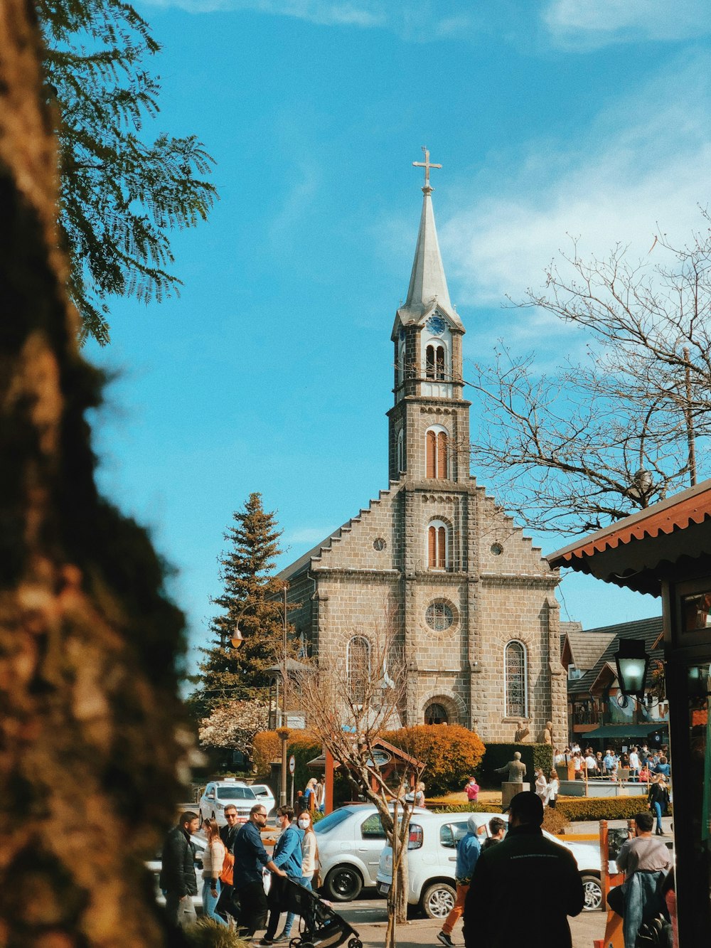 Iglesia de hormigón blanco y gris