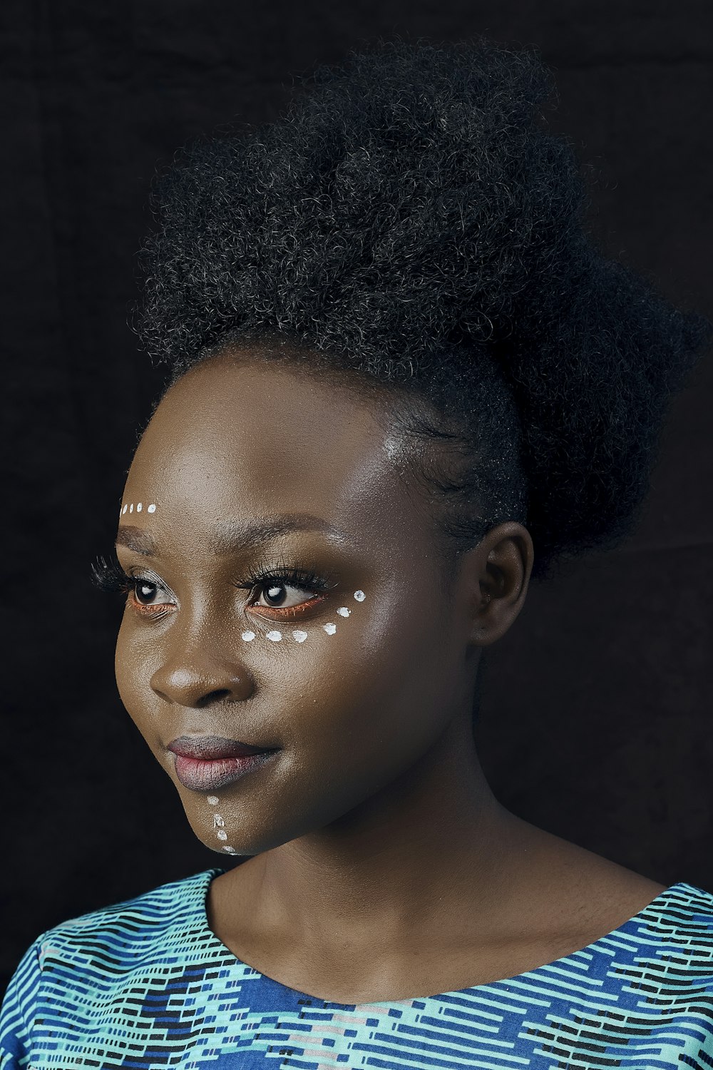 femme aux cheveux noirs et rouge à lèvres rouge