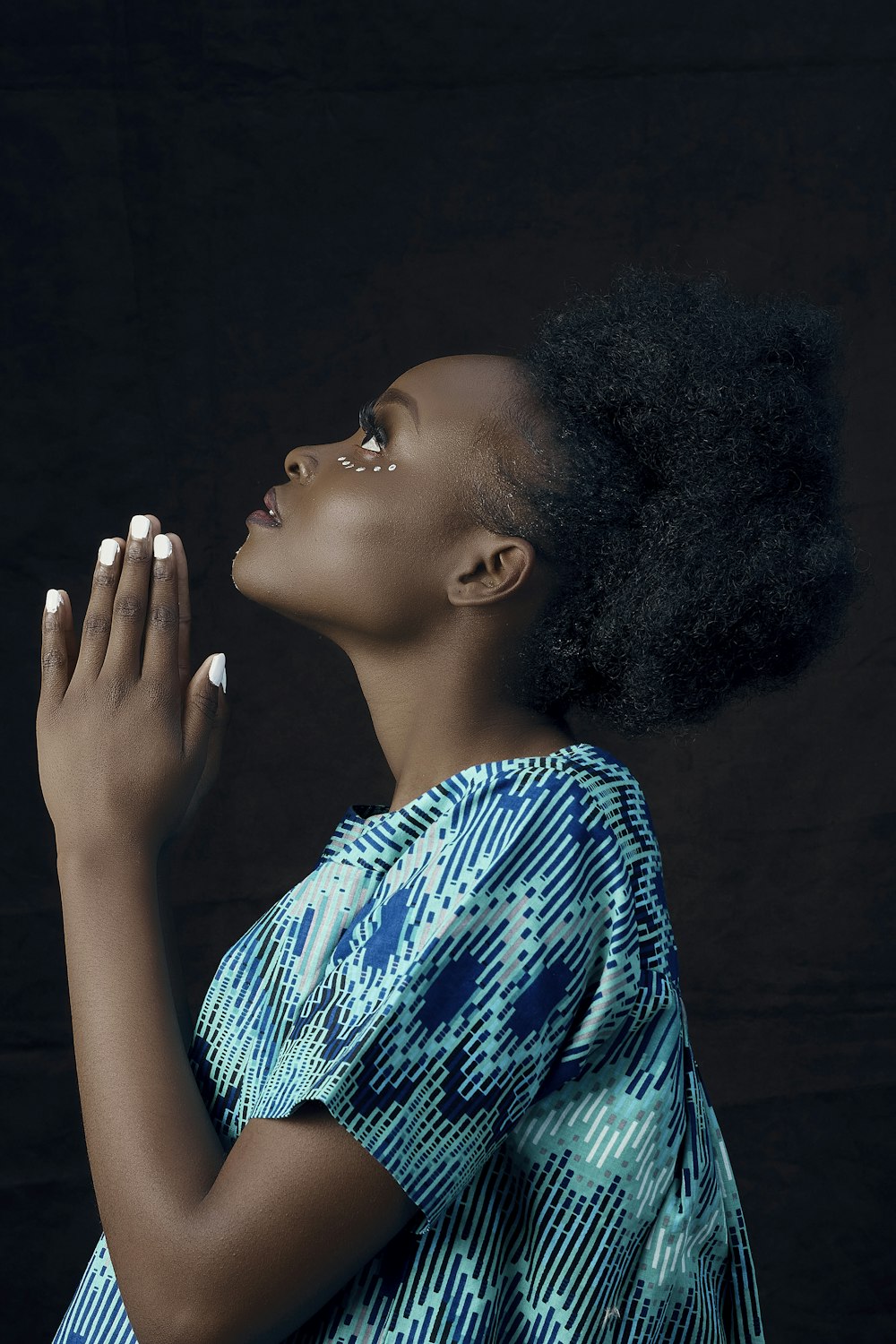 femme en chemise bleue et noire