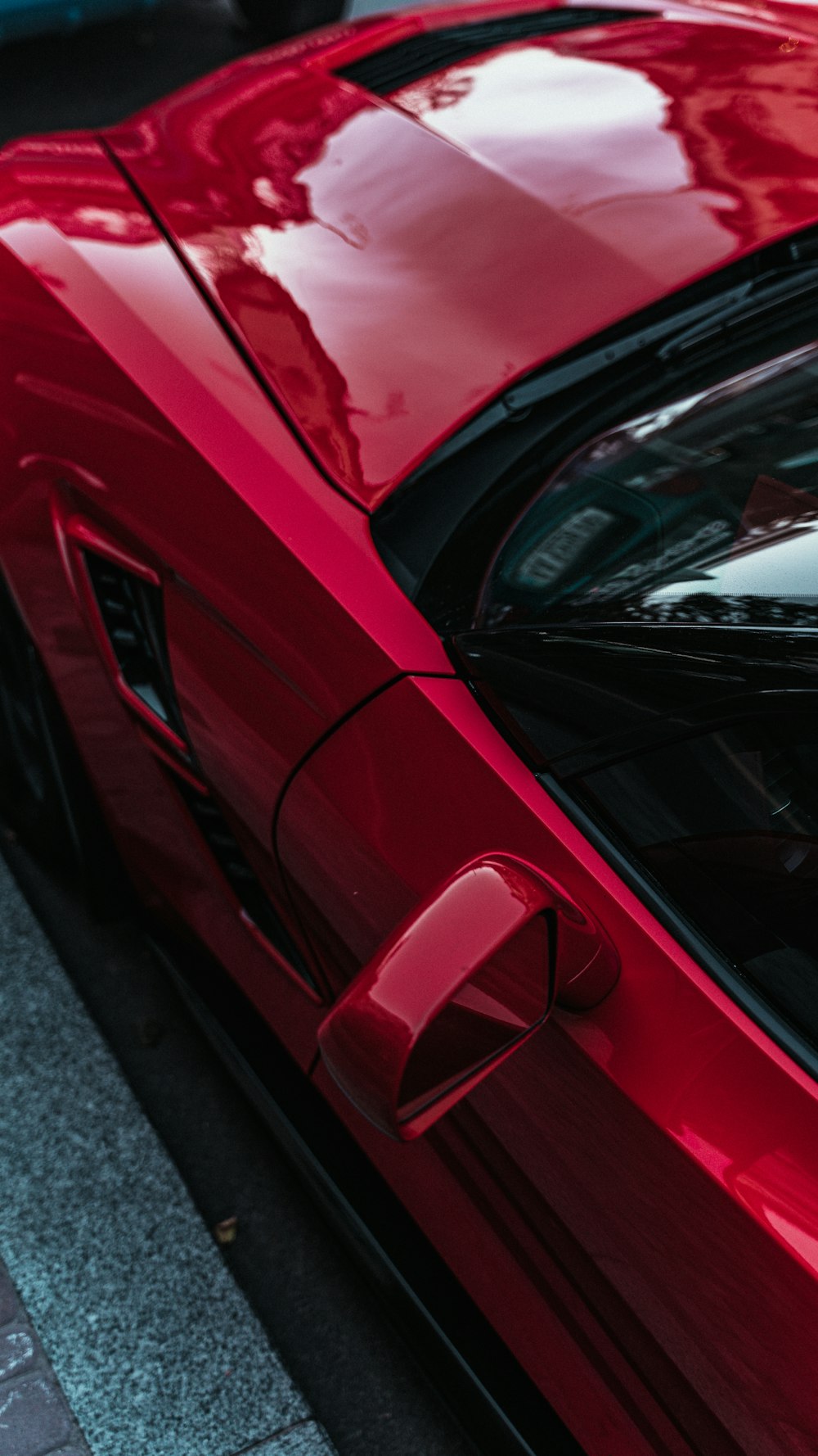 Coche rojo en carretera de asfalto gris