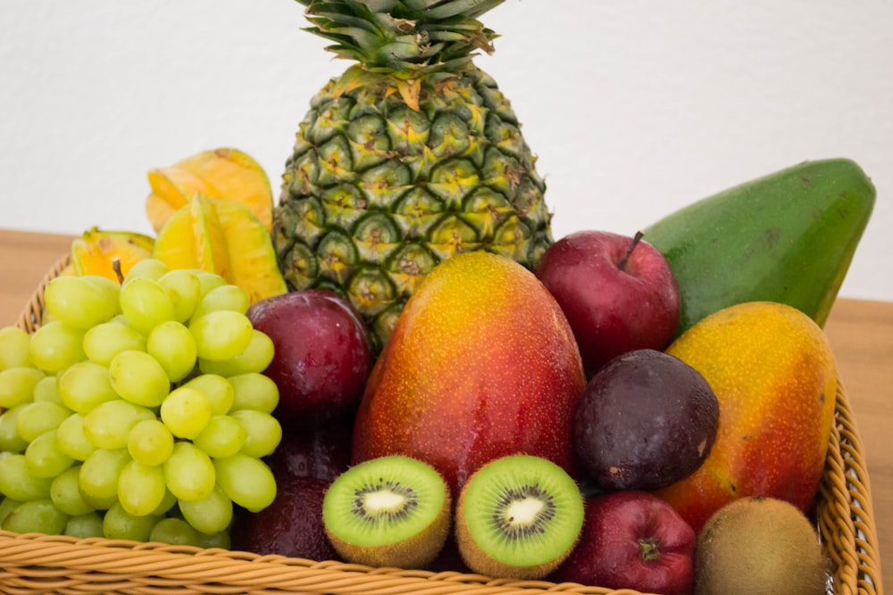 Fruits assortis sur panier tressé brun