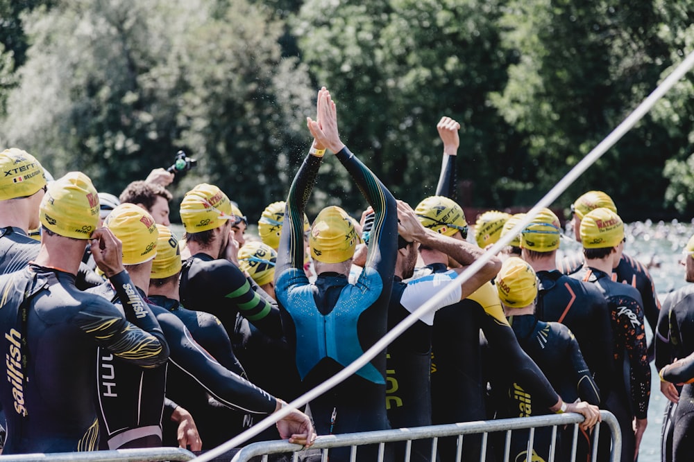 Grupo de personas con casco azul y amarillo