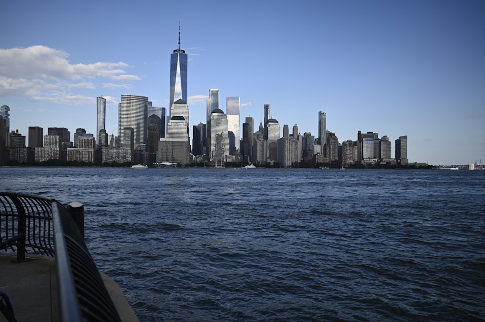 Skyline der Stadt tagsüber über das Gewässer