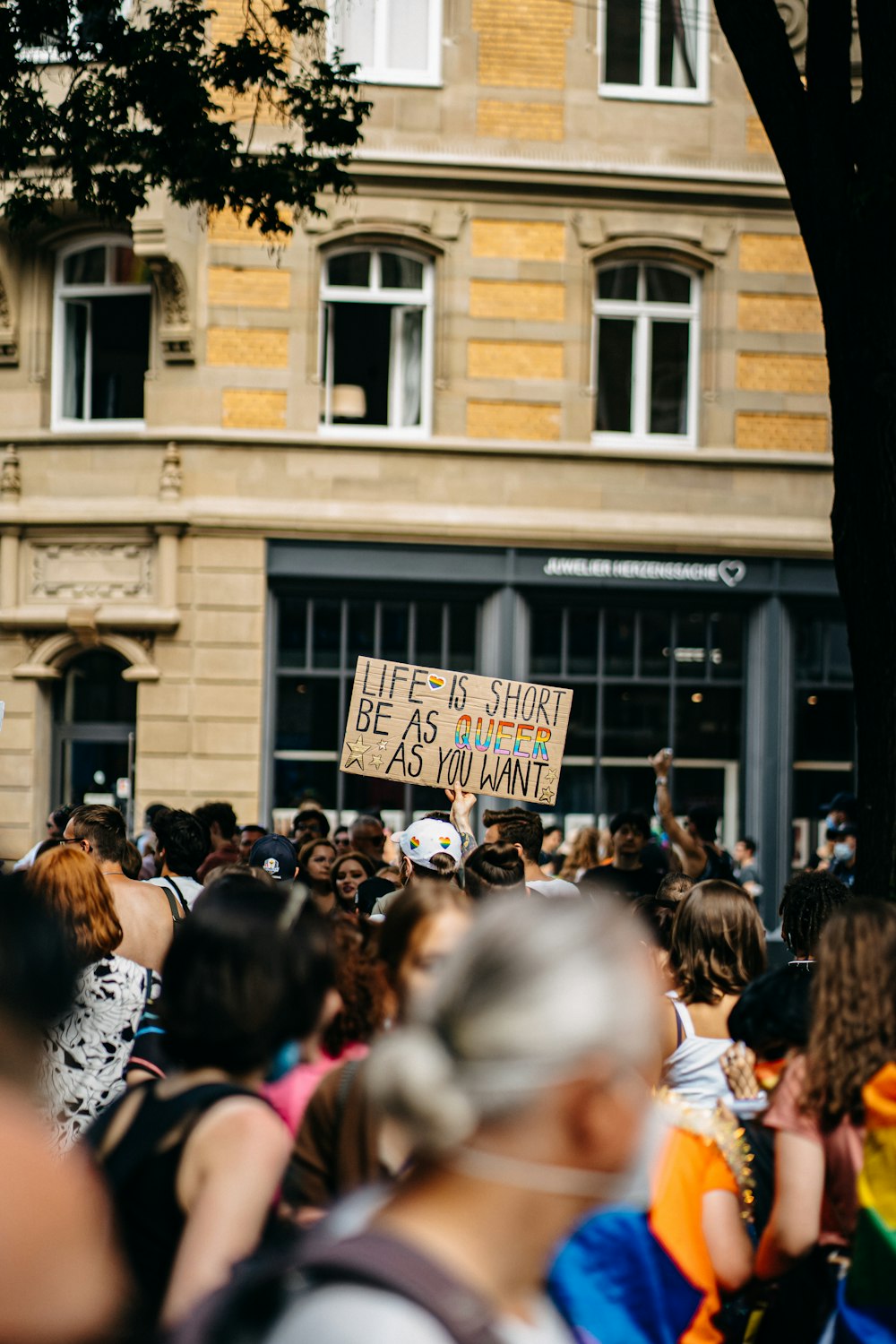 Menschen, die tagsüber Beschilderungen in der Nähe des Gebäudes halten