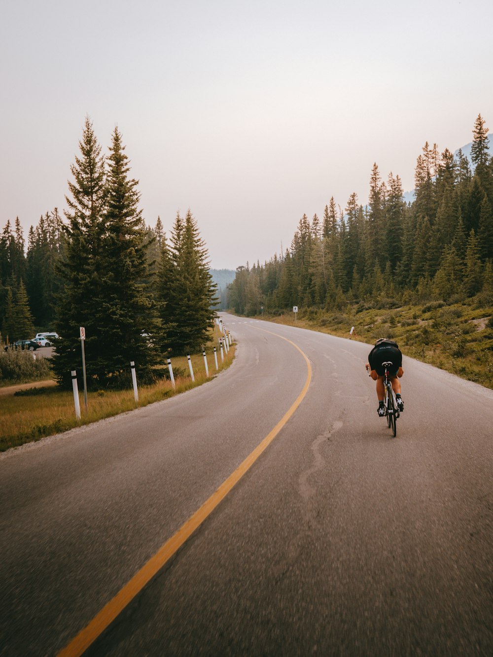 homem que anda de bicicleta na estrada durante o dia