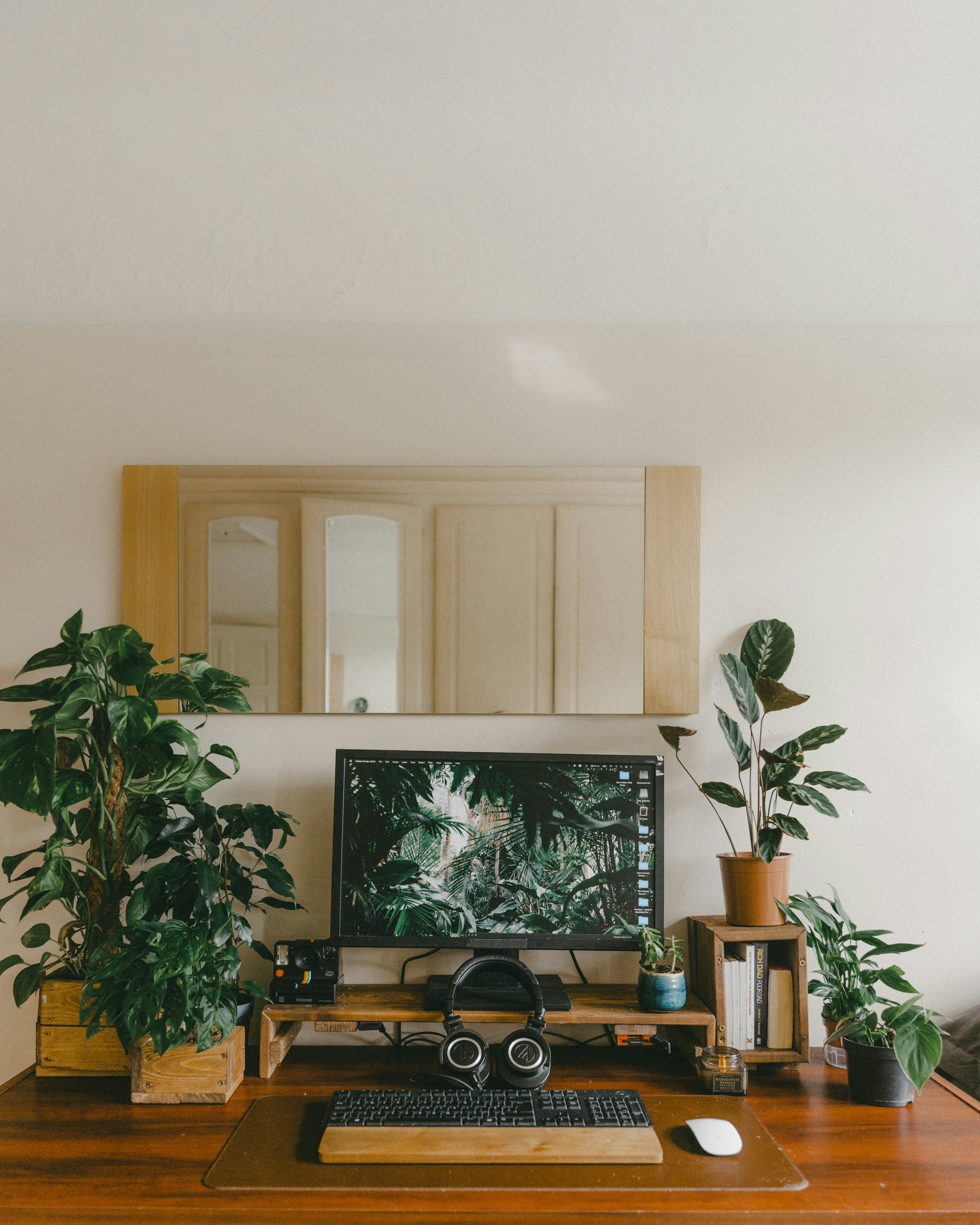 갈색 나무 테이블에 블랙 평면 스크린 TV