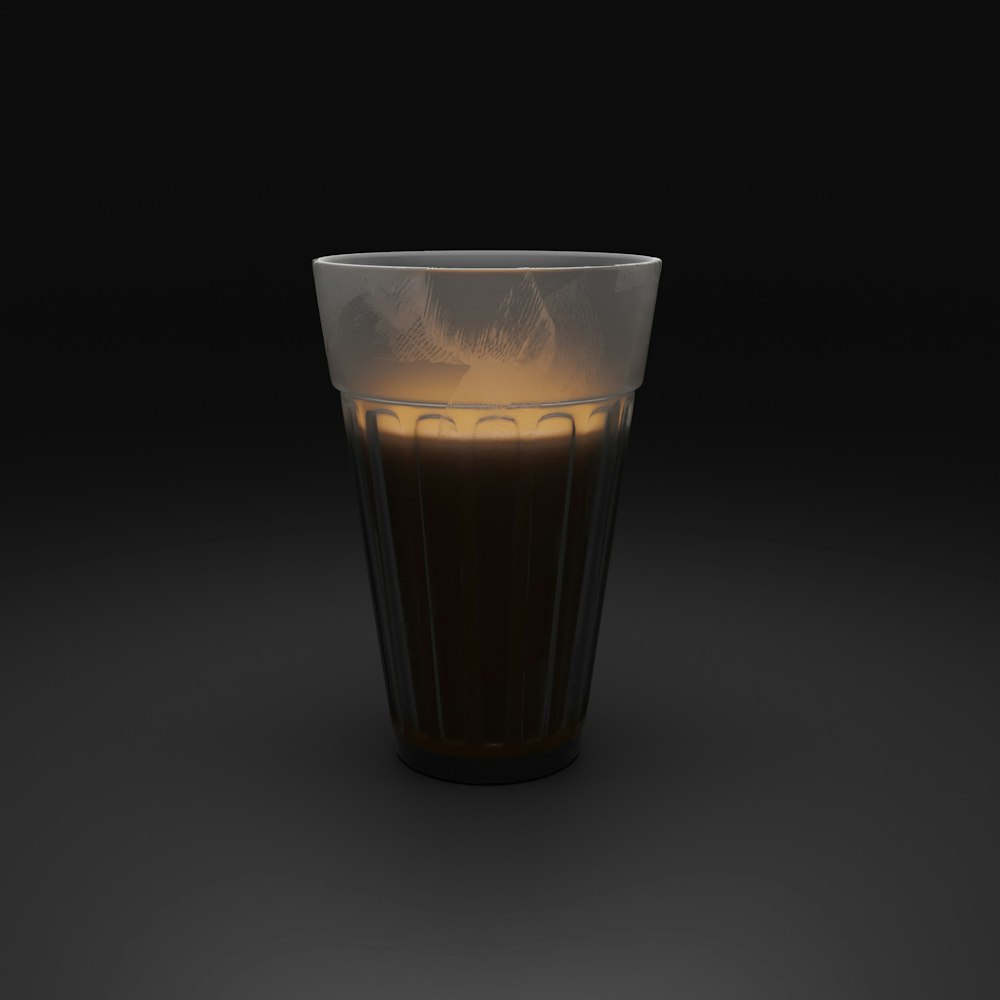 verre à boire transparent avec liquide brun