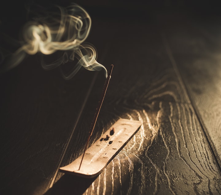 White incense smoke rising on a black ground, evoking the smoke and oud at the heart of N°VIII