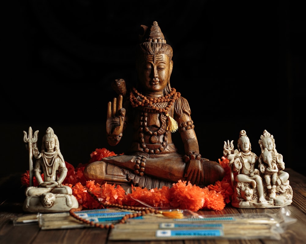 estatueta da divindade hindu na mesa