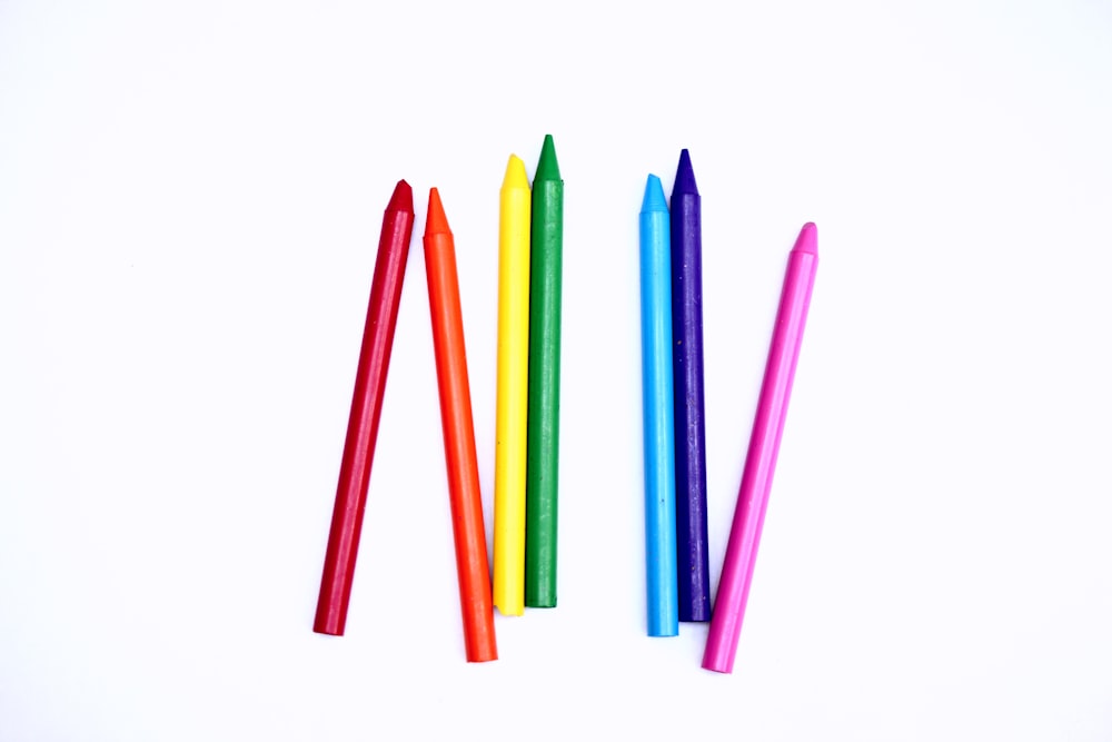 mehrfarbige Bleistifte auf weißem Hintergrund