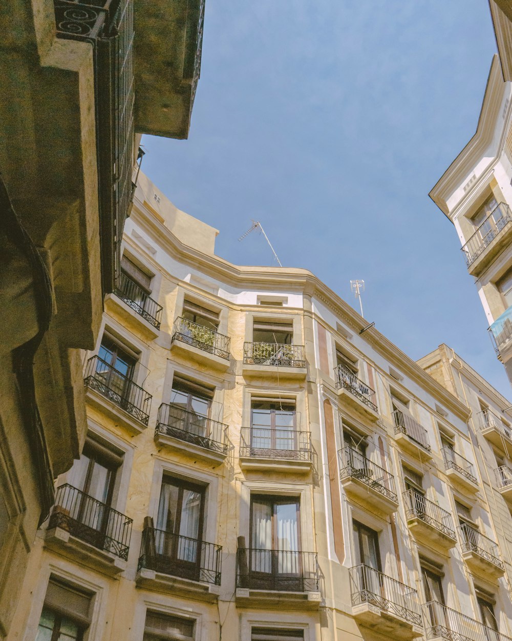 edificio in cemento marrone sotto il cielo blu durante il giorno