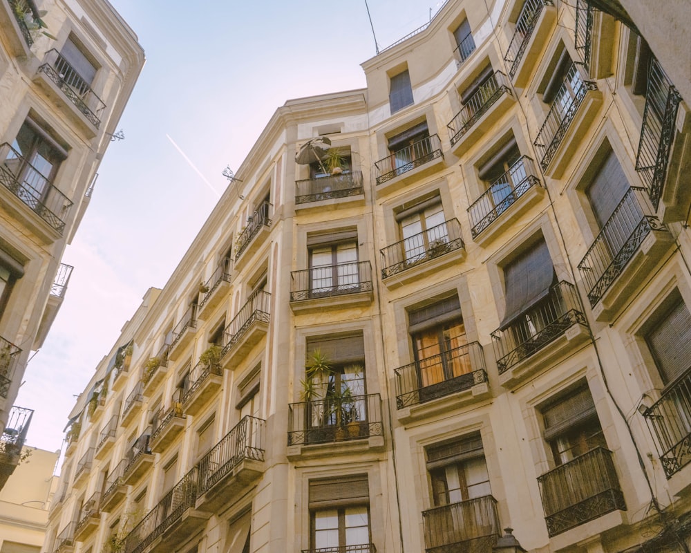 Edificio de hormigón marrón durante el día