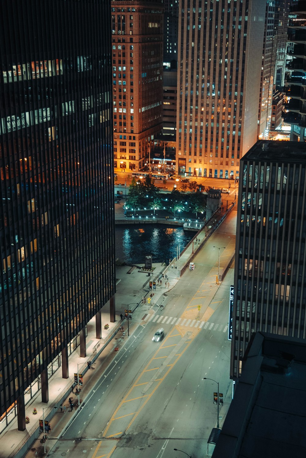 야간에 고층 건물 사이의 수역
