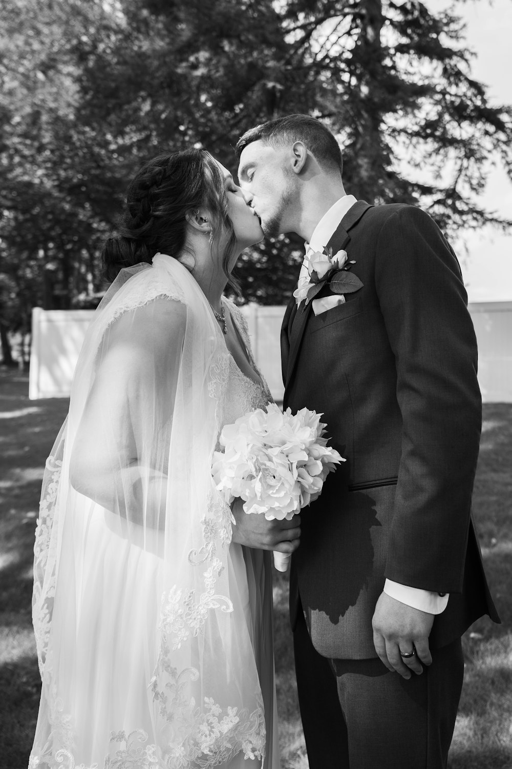 Foto en escala de grises de la novia y el novio en vestido de novia