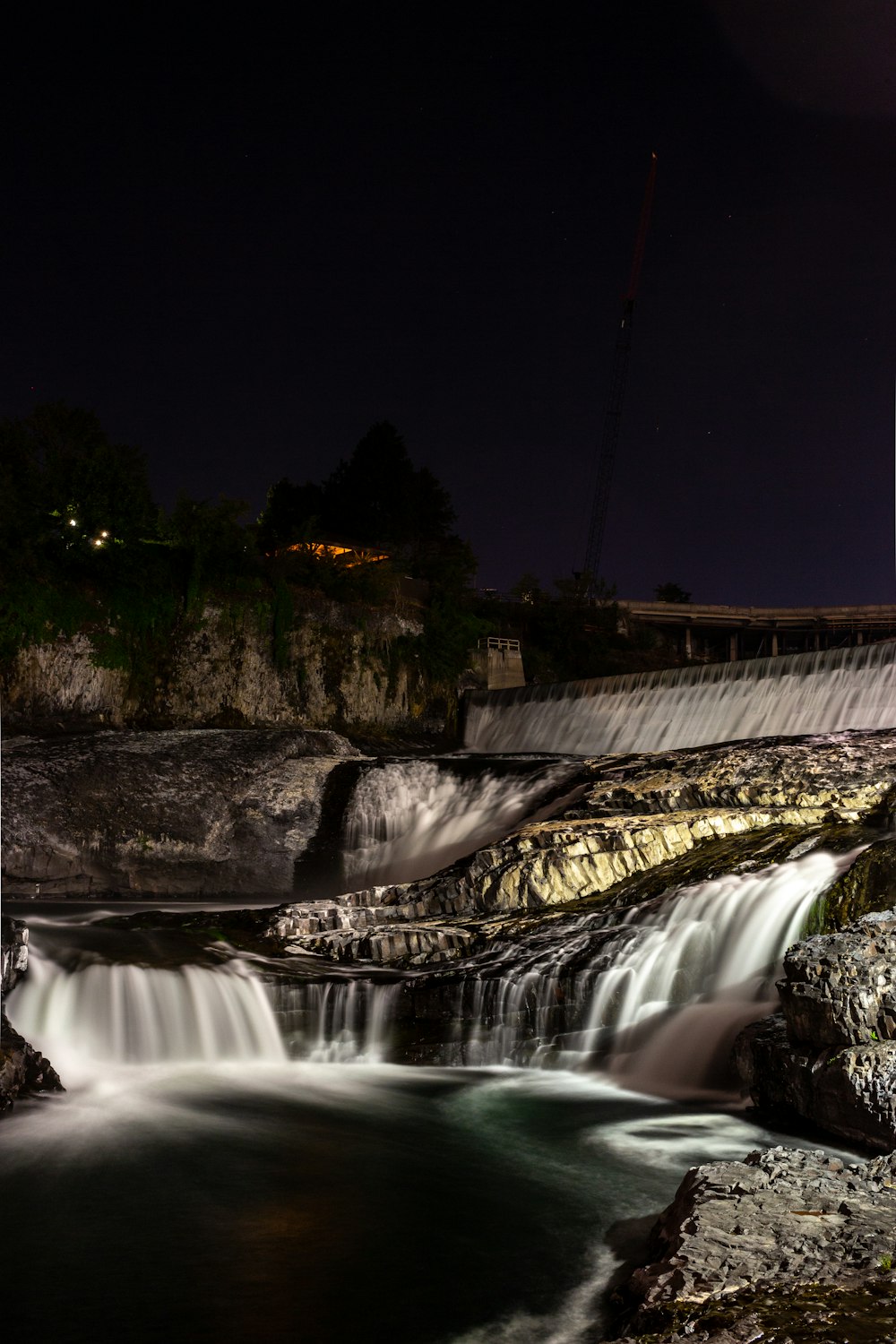 Fotografia time lapse di cascate d'acqua durante la notte