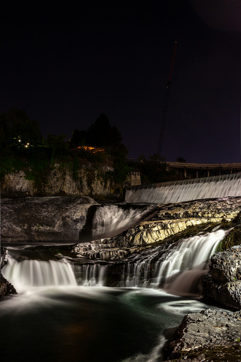 Zeitrafferaufnahmen von Wasserstürzen während der Nacht