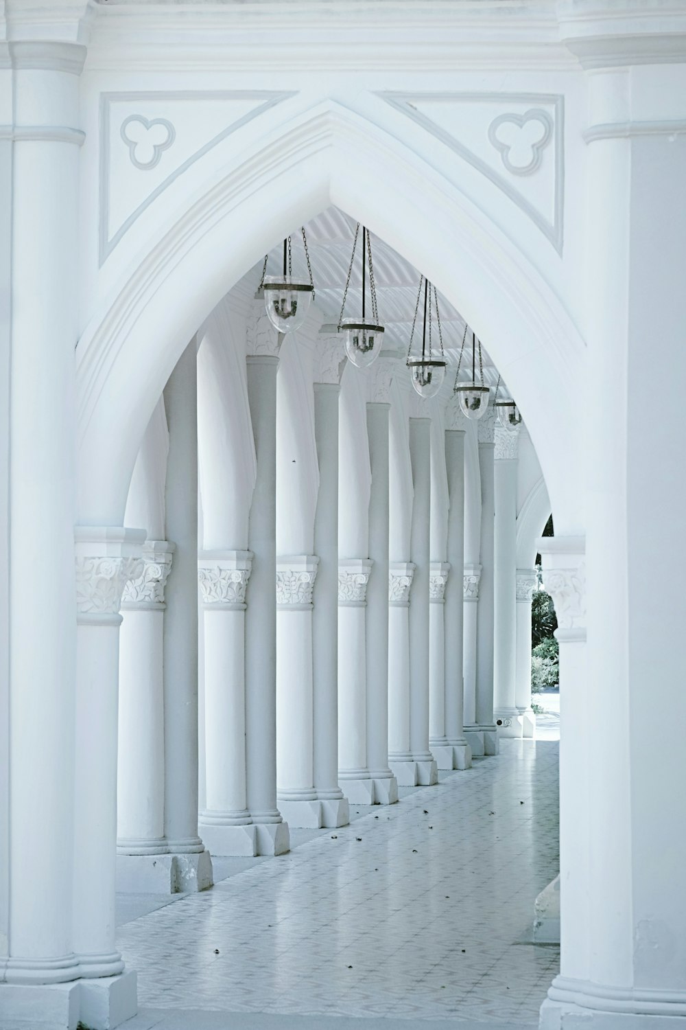 Couloir en béton blanc avec colonnes blanches