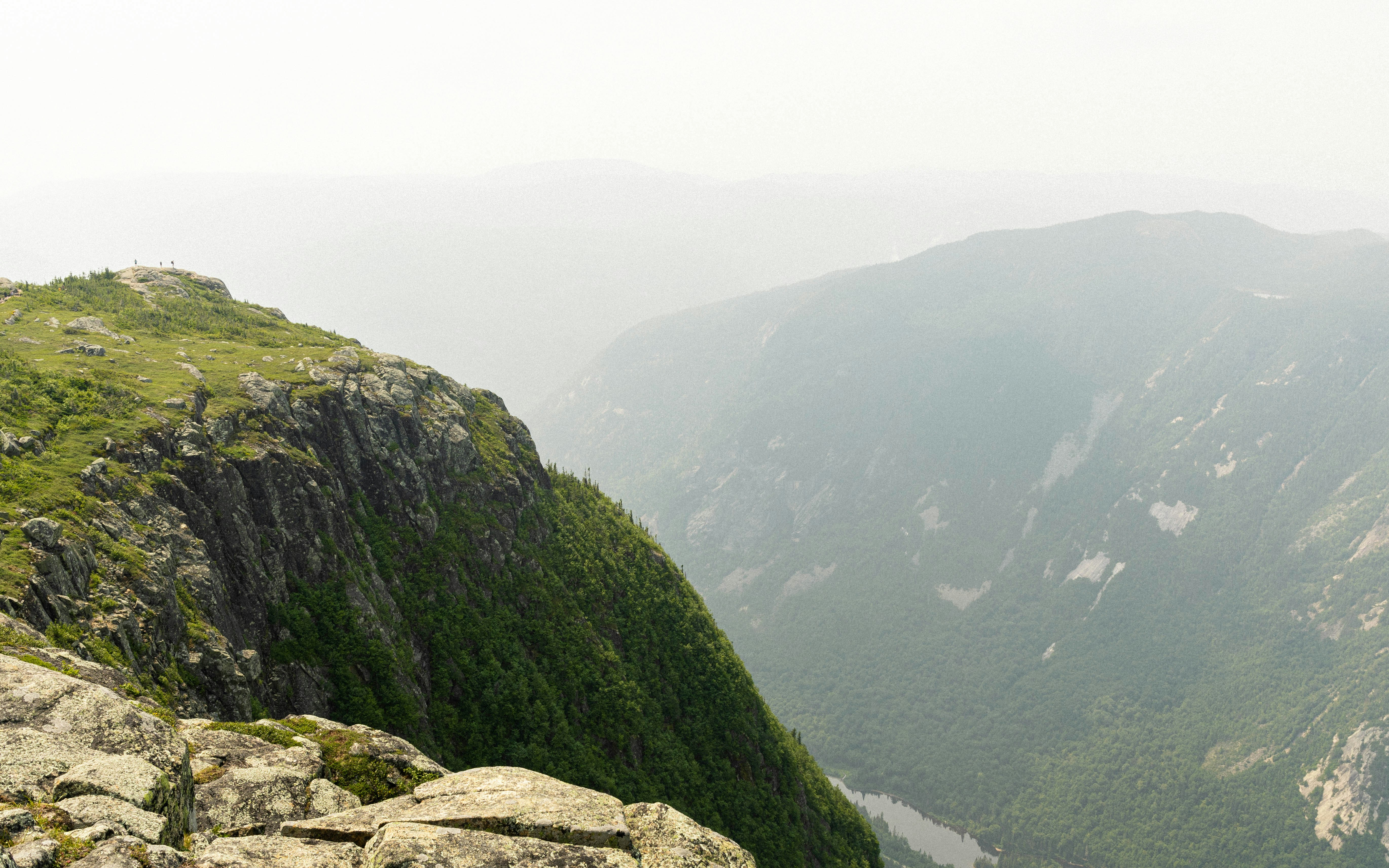 Grüne Berge tagsüber unter weißem Himmel