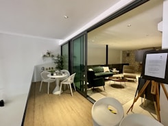 Terraza y Sala diseñado por Camargo Arquitectura en Torre Amatis