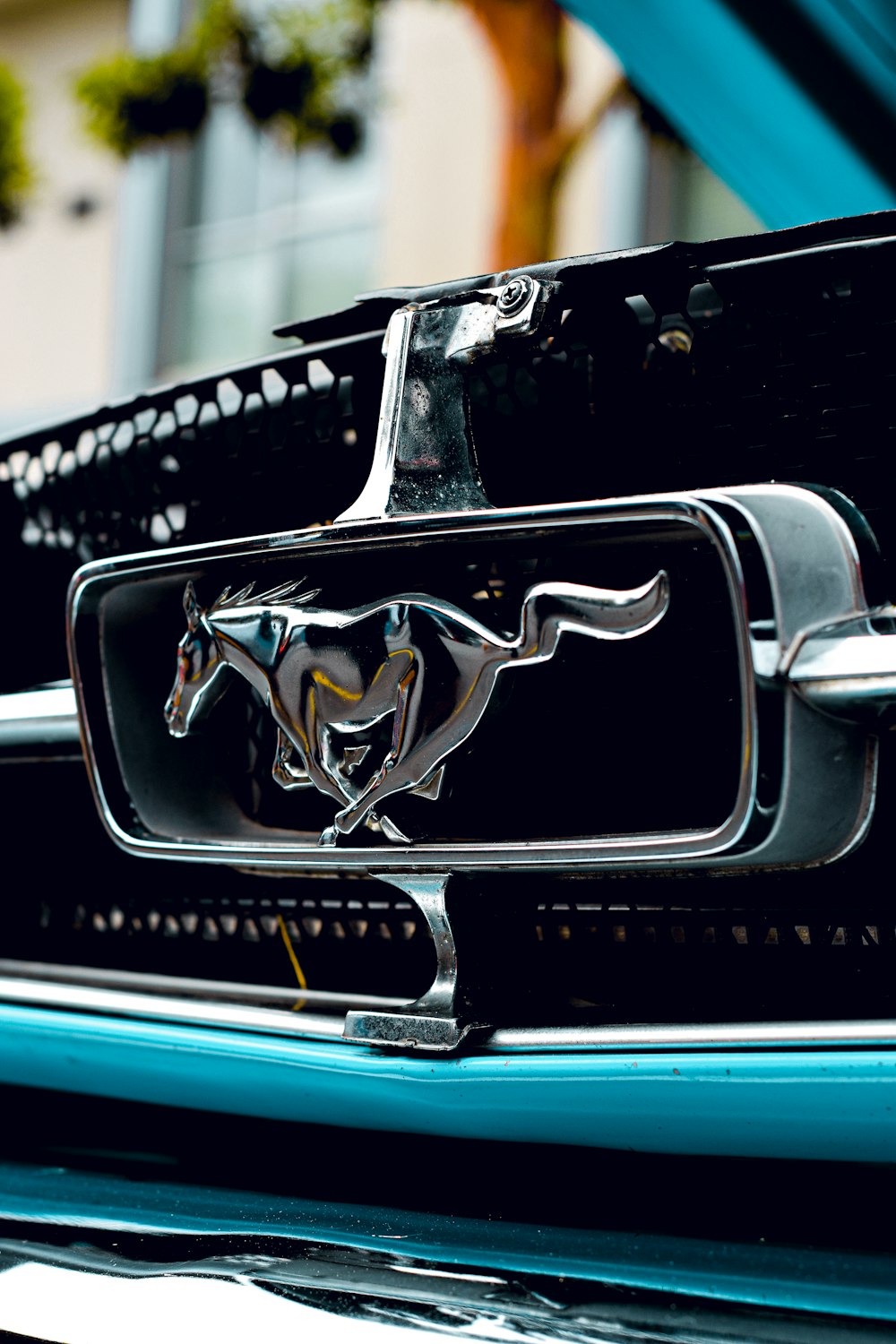 Portière de voiture noire et bleue