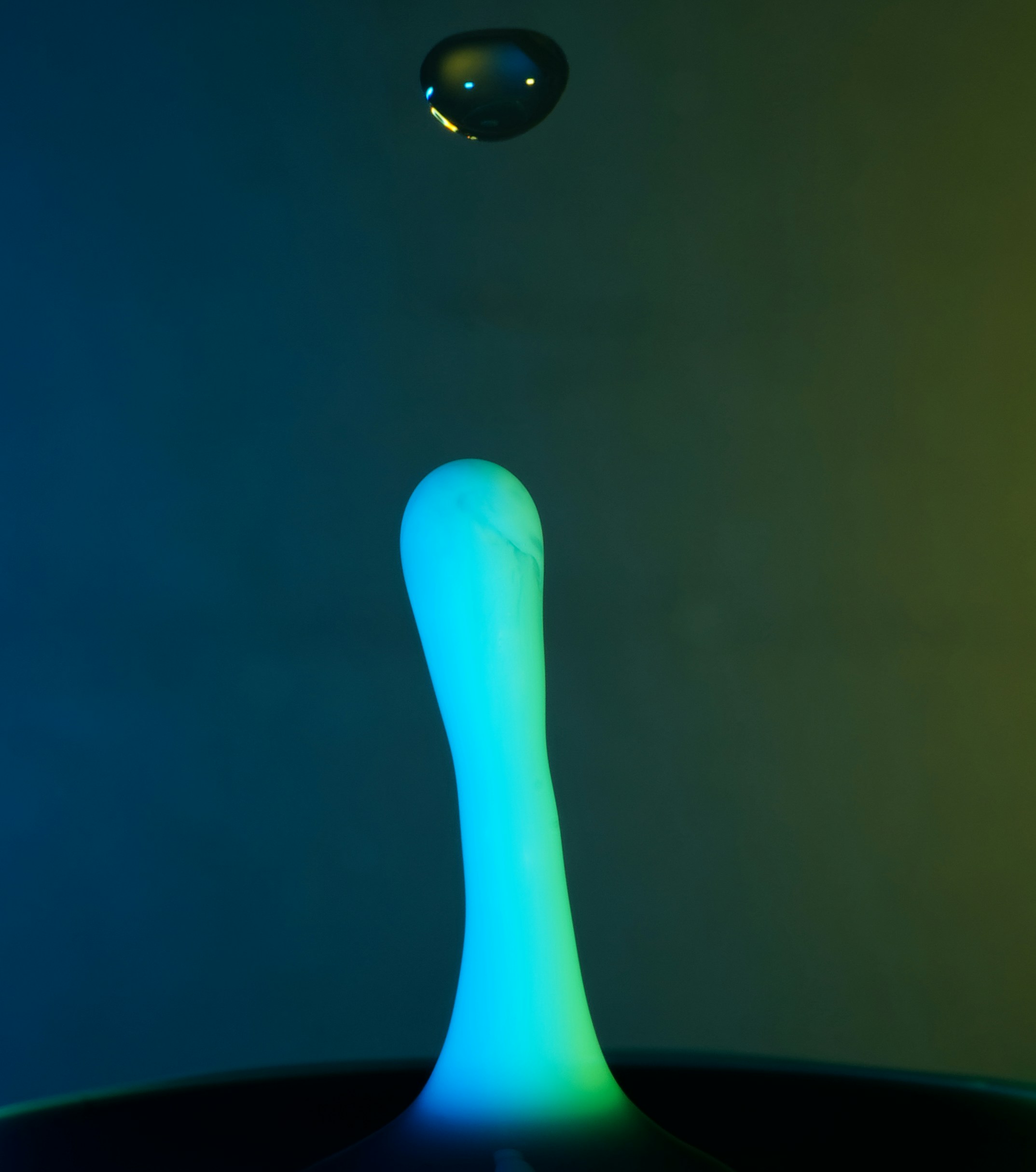 brinquedo plástico verde e amarelo