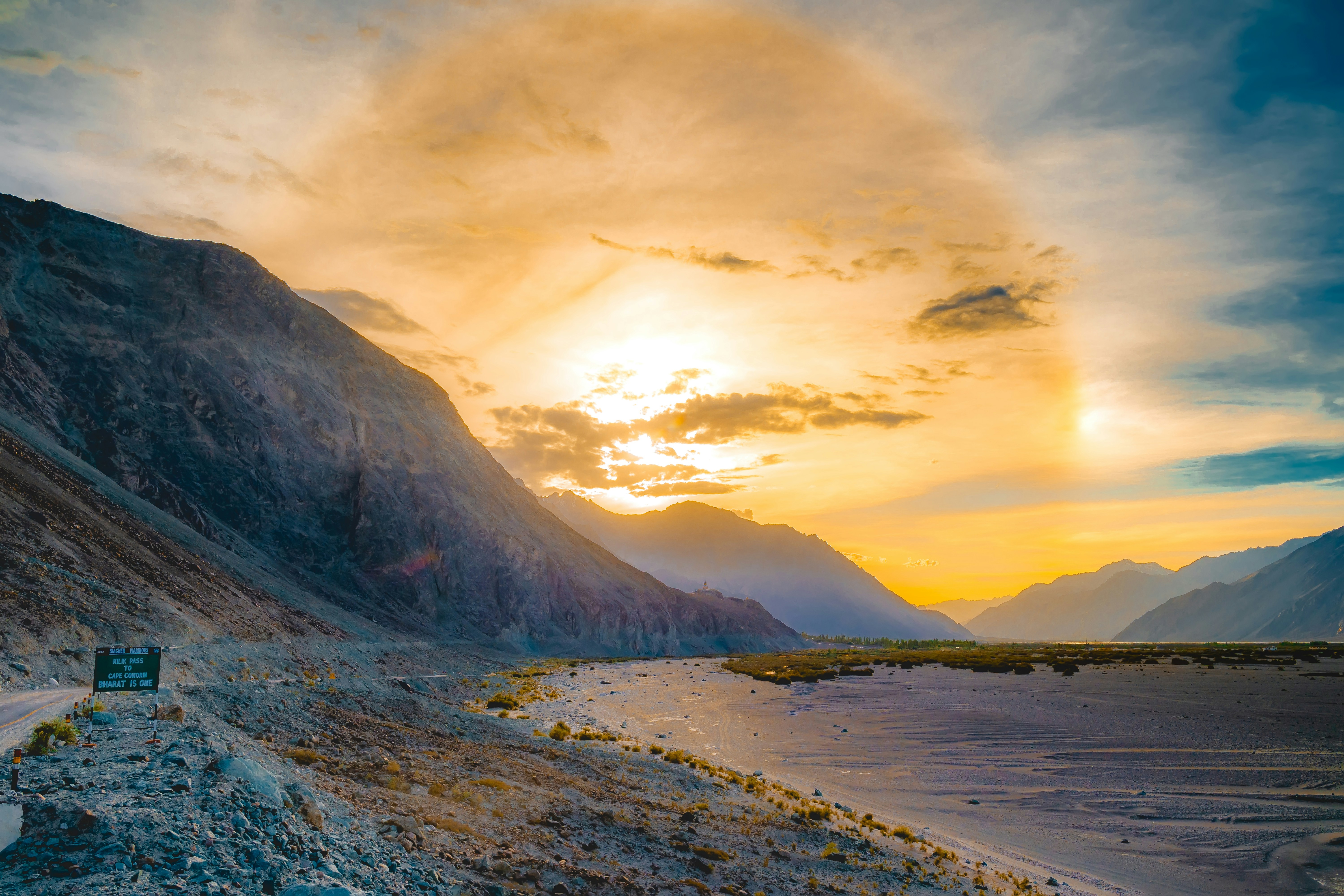 Meereswellen, die bei Sonnenuntergang an Land stürzen