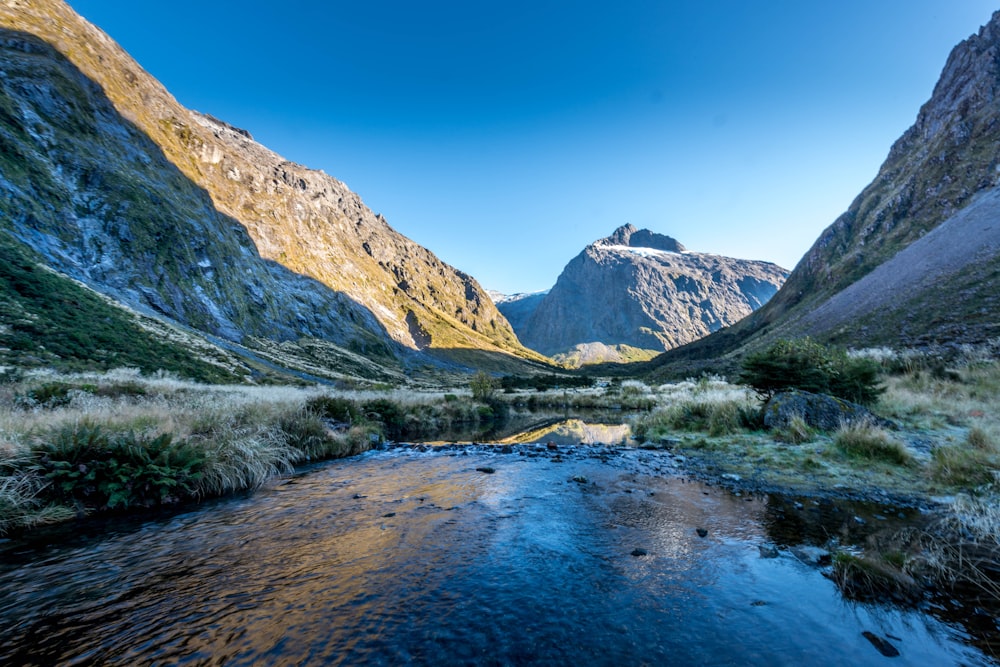 lago no meio das montanhas