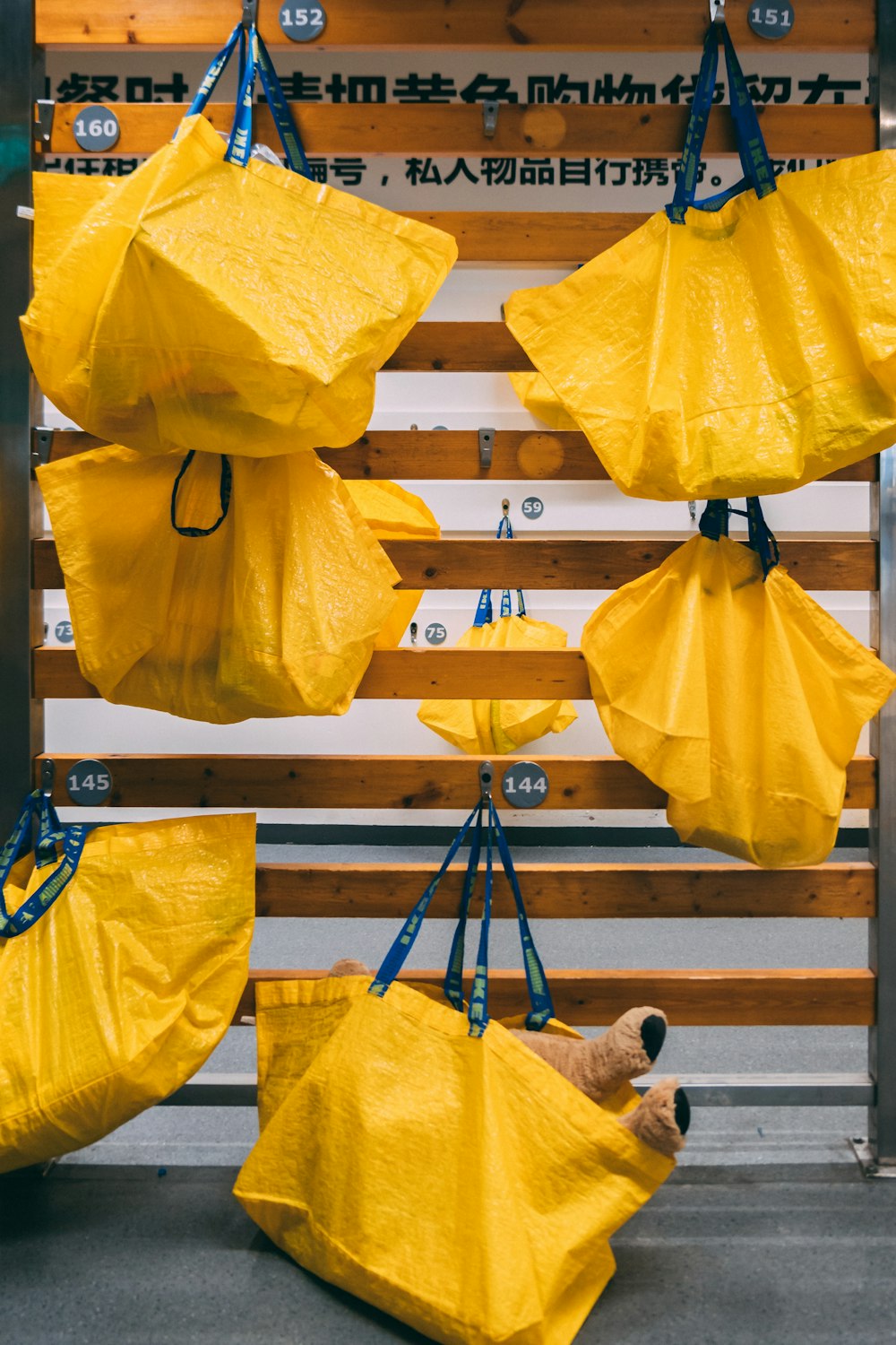 lanterna de papel amarelo pendurada na barra de metal preta