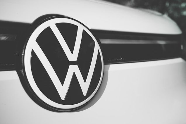 A sleek car silhouette logo with 'vcds logiciel' text and a phone number displayed next to it.