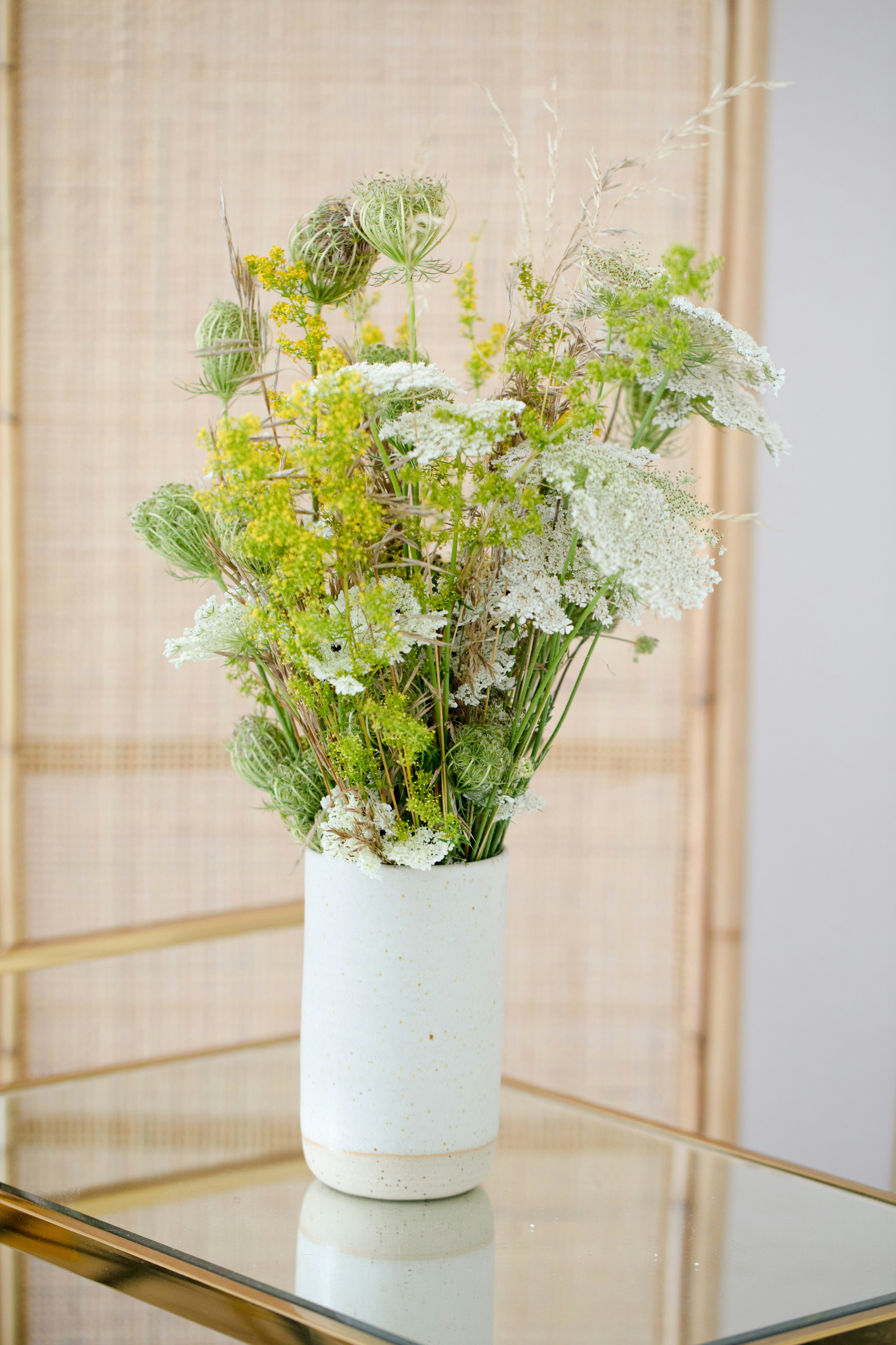 白いセラミック花瓶の白い花の写真 Unsplashで見つけるドイツの無料写真