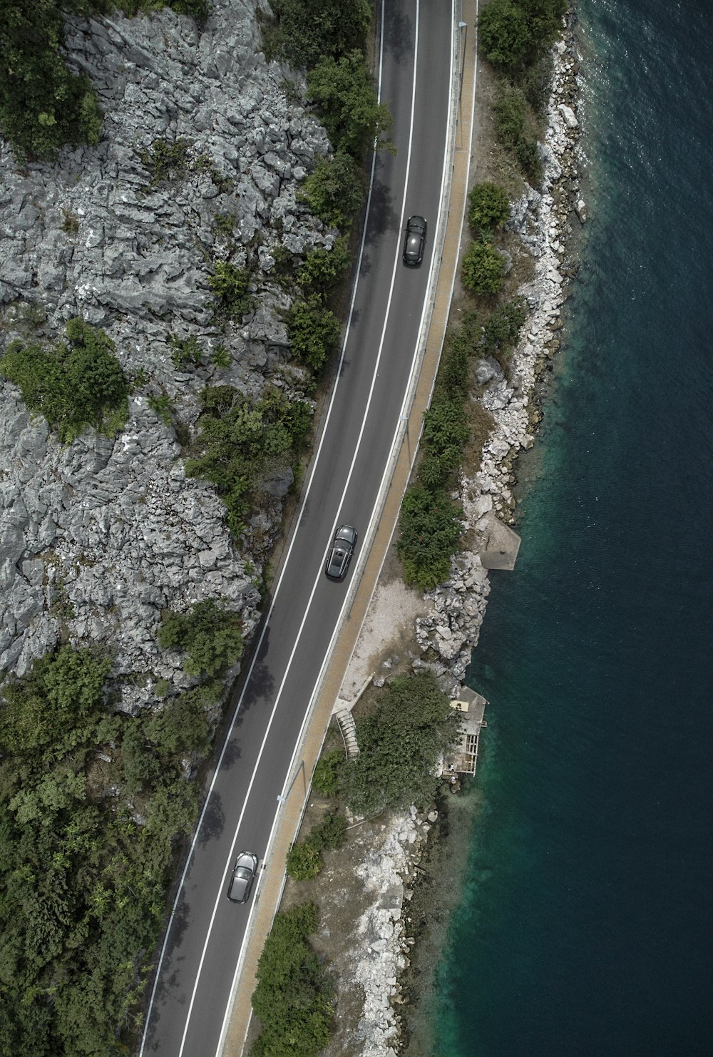 Veduta aerea di una strada vicino allo specchio d'acqua