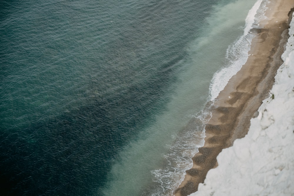Vue aérienne des vagues de l’océan