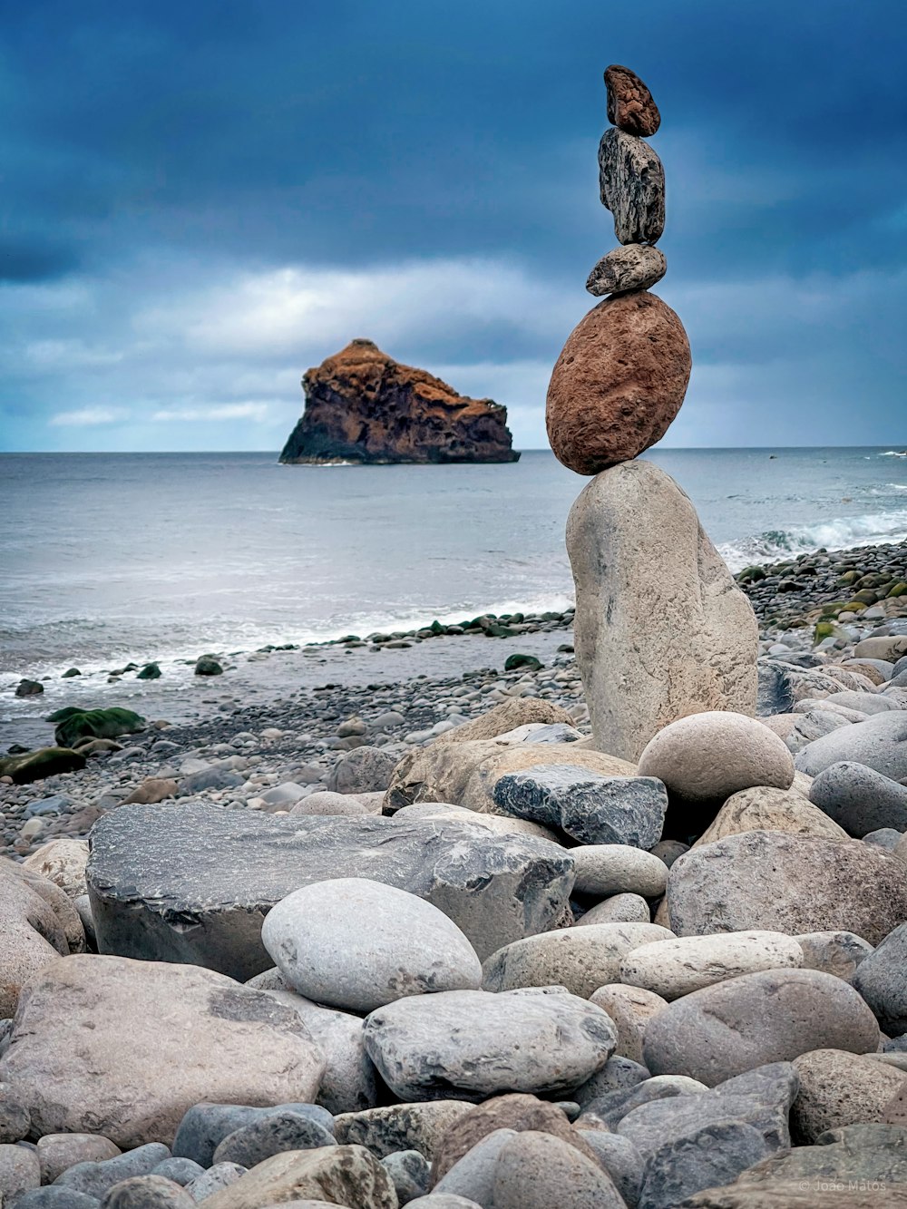 Formation rocheuse brune et grise sur le bord de mer pendant la journée