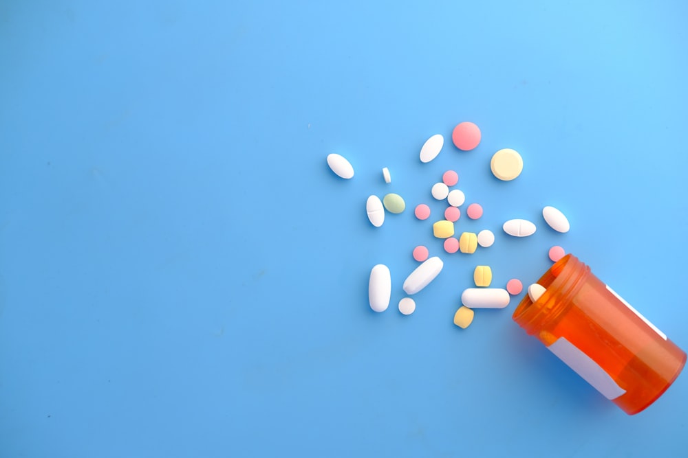 pilule de médicament orange et blanche