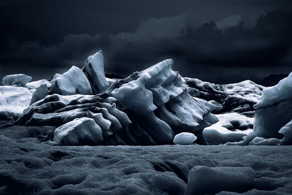 Photo en niveaux de gris de la formation de glace