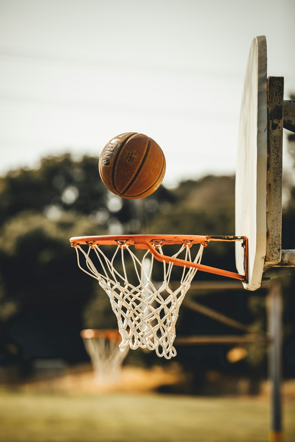 Baloncesto marrón en el aro de baloncesto