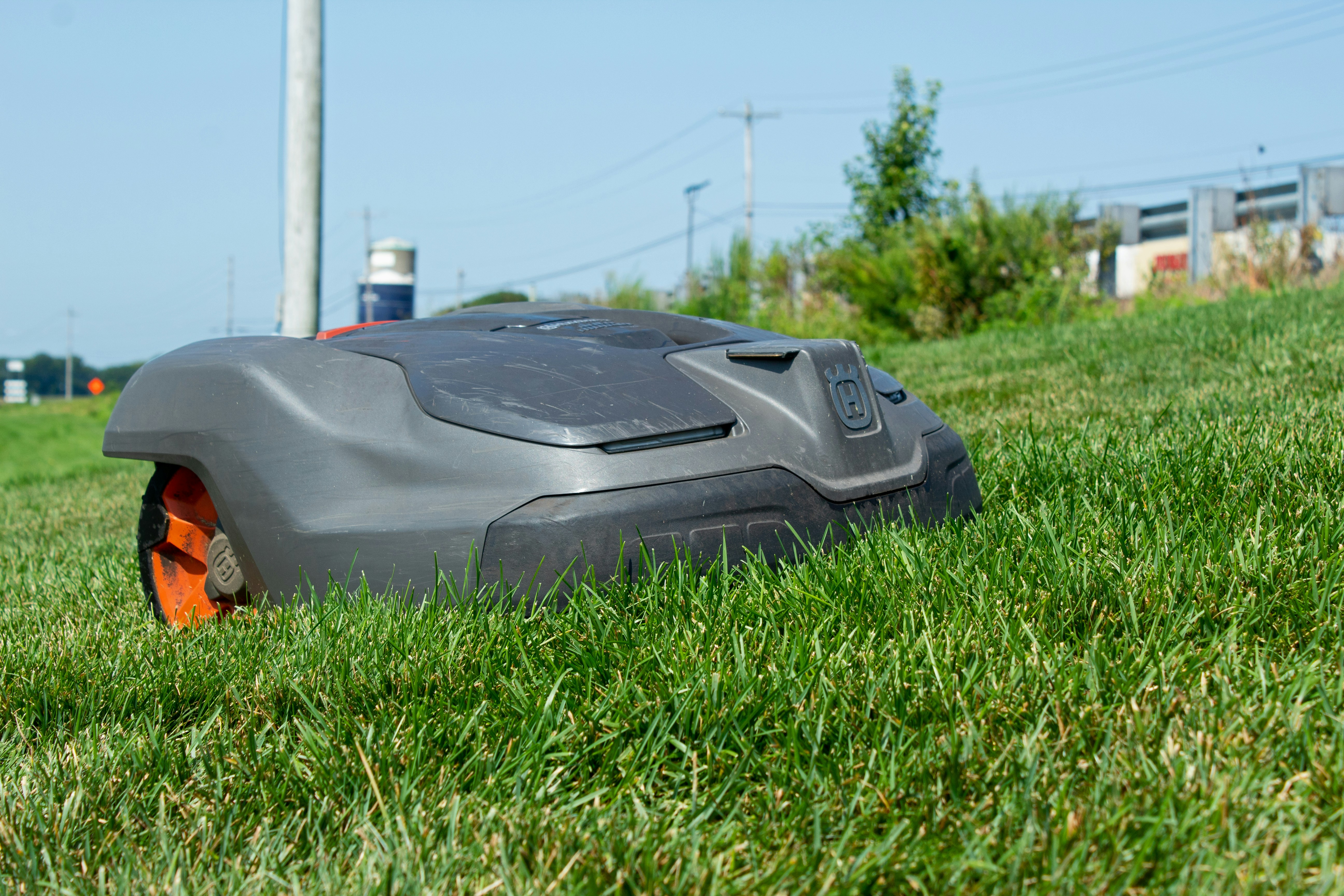 Read more about the article Electric Lawn Equipment in 2025: Has the Technology Finally Matched Gas Power?