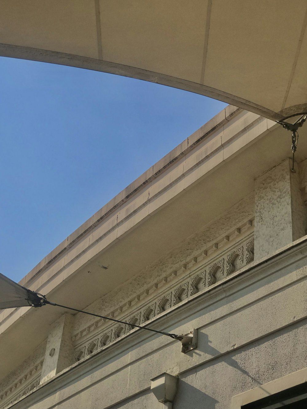 Edificio de hormigón blanco bajo el cielo azul durante el día