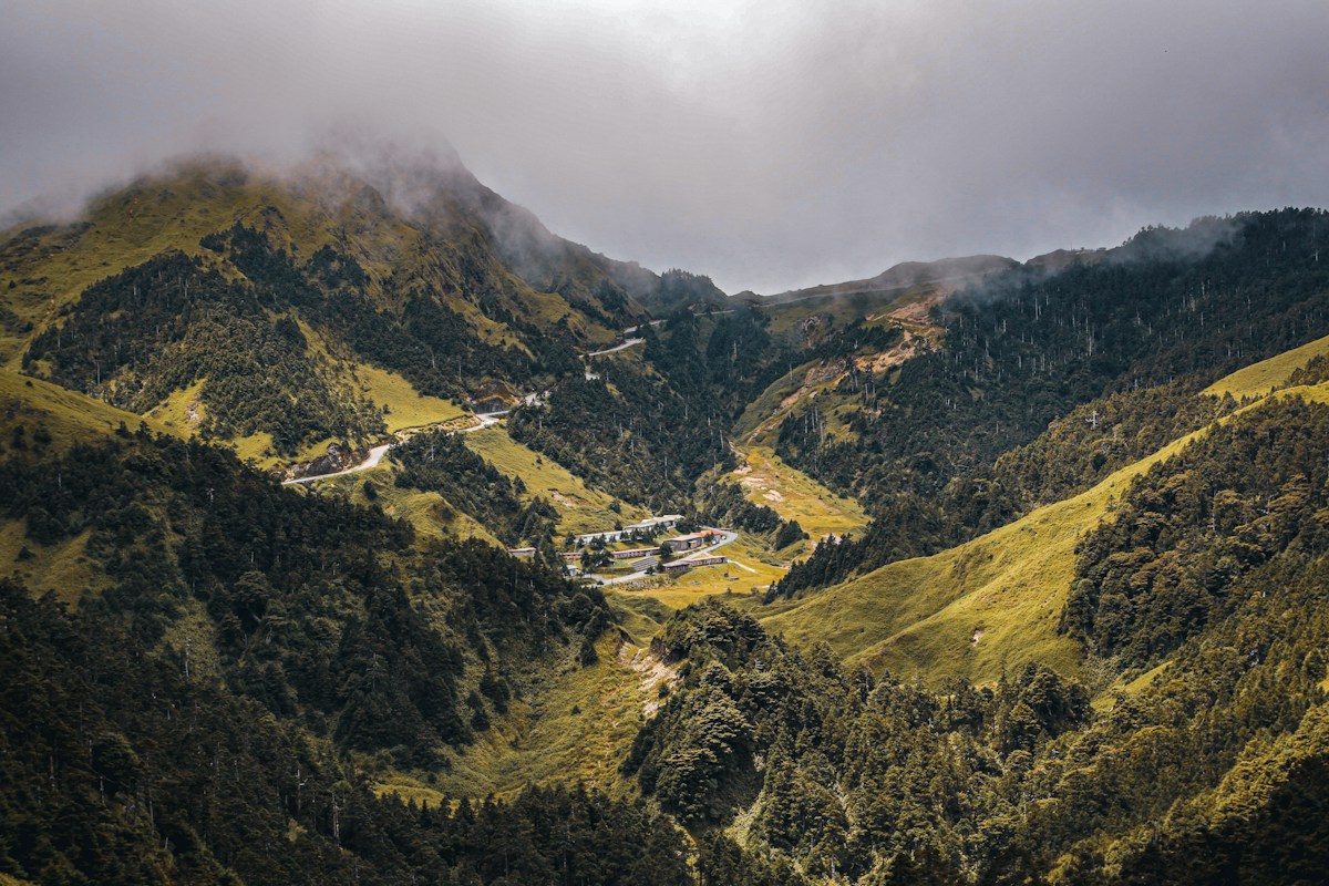 合歡山一帶的高山谷地與蜿蜒山路